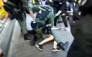 （影）壓制12歲少女倒地挨批 港警辯稱 : 違反防疫限聚令