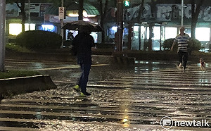 下班注意！6縣市雨彈來襲 慎防溪水暴漲、雷擊及強陣風