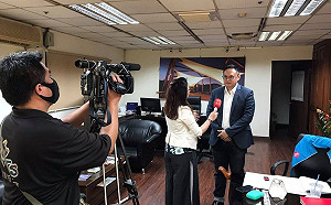 淪丁允恭「砲房」桌苦主 鄭照新po圖：不常坐那張桌