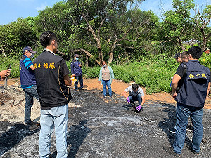 墓仔埔也敢去  新北科技辦案墓園逮獲違規燒廢棄物