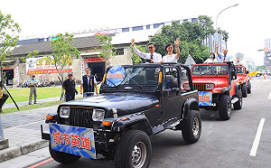 台中大智路今通車  所有權人代表搭乘「城市英雄」吉普車