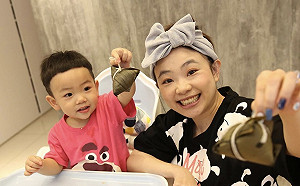 二伯示範媽媽時尚裝！賣菜哥露出神秘微笑 尷尬：好想趕快回家