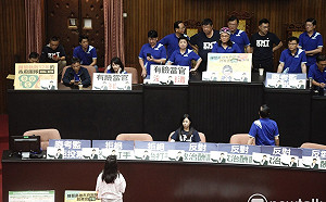 國民黨佔領立院破壞歷史建物 文資委員批：立委還遊走法律邊緣