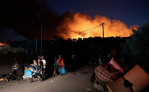 希臘難民營大火上萬人無家可歸   梅克爾：歐洲各國應共承「難民危機」