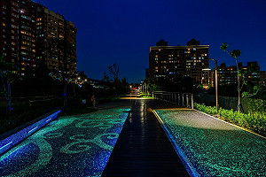 猶如地面螢火蟲！桃園鋪設「蓄光石」晚上變星光大道