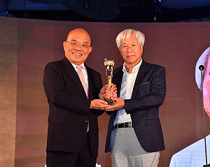 蘇貞昌出席金鼎獎頒獎  感謝出版界讓台灣多彩多姿