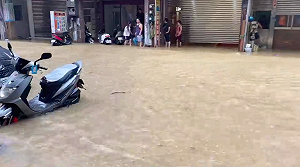 暴雨炸基隆！馬路淹成「黃河」  水深半個輪胎高