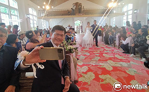 為雲端上的婚禮證婚  林佳龍趁新人進場時大玩自拍