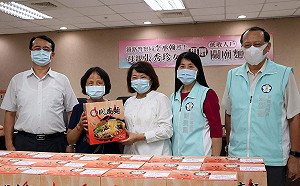 展現大愛  鐵警李承翰母親用奠儀買麵捐低收入戶