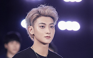 黃子韜父親靈堂今開放追悼！親友陸續悼念 驚見女星神情哀戚