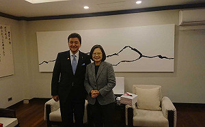 超級友台岸信夫任日防衛大臣：第一次出國就到台灣