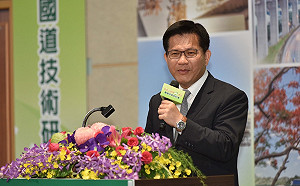 根本防疫破口！北車大廳坐滿人沒戴口罩  林佳龍：加強宣導