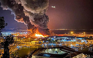 貝魯特巨型蕈狀雲翻版?  義大利港口竄天烈焰大爆炸