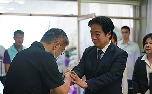 蔡其昌父親辭世  賴清德赴靈堂致意