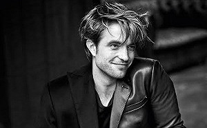 羅伯派汀森確診14天後首露面！牽女友出門放風 街頭擁吻閃瞎旁人