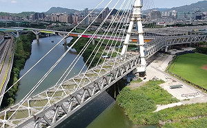 安坑輕軌「安心橋」合龍  侯友宜：一定會111年如期完工