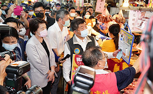 台北市長熱門人選同台！陳時中、黃珊珊赴迪化商圈視察美豬標示