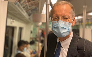 美國在台協會處長酈英傑 搭高捷與會  網友大讚親民