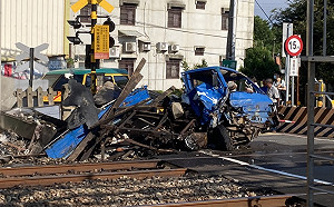 快訊》台鐵新埔＝通霄平交道小貨車遭撞 火車將延誤抵達