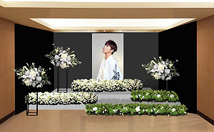 父親忍痛親選！小鬼黃鴻升帥氣遺照曝光  白色鮮花圍繞靈堂