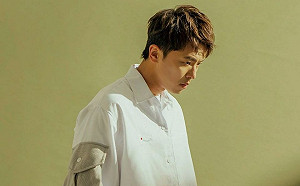 小鬼父親趕赴靈堂！神情憔悴  全程不發一語