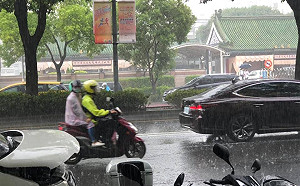 出門帶雨具！鋒面報到雨勢明顯 北台灣高溫瞬降6度