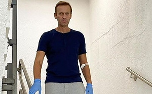 已可自主呼吸  納瓦尼上傳下樓梯照片