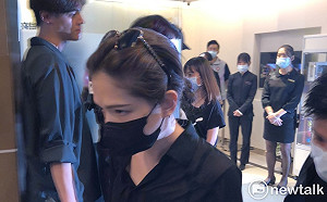 情同手足！  許瑋甯連日至黃鴻升靈堂弔唁