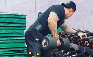 (影) 館長單手舉起60公斤啞鈴  網驚呼：不愧是海陸的！