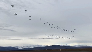 劍指中國！美軍跨8千公里陸空軍演 模擬南海奪島