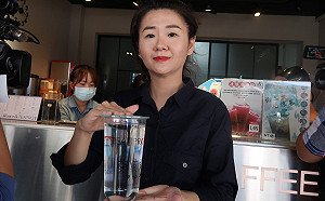 (影)支持愛國飲料店老闆娘  蔡英文：我是來付錢的
