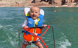 （影）虐嬰? 讓六月大兒子玩滑水還po文炫耀 家長遭罵爆