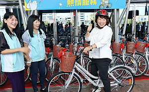 任期即將過半  嘉市府送鄰長腳踏車