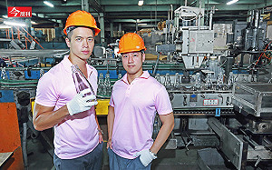 當年負債超過營收、周轉金不到3個月…這對兄弟如何讓96年老玻璃廠「轉骨」、訂單滿到明年？