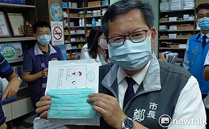雙鋼印口罩開賣 鄭文燦搶頭香試購