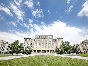 中國清華自評「世界一流大學」遭自家教授狠酸：自娛自樂 國際笑話