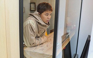 小鬼黃鴻升今火化！峮峮低頭淚崩 眾星友大喊：火來了趕快走