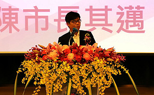 大港橋跨年活動上台獻唱？ 陳其邁笑：會趕客人不要破壞氣氛