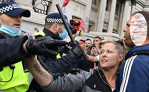 倫敦成千上萬民眾抗議防疫封鎖 9警受傷16人被捕