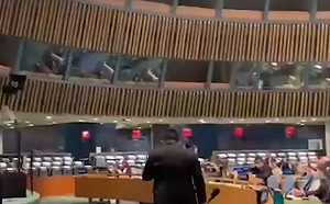 (影) 世仇要在聯合國大會致詞 他立刻起身離席