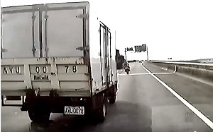 貨車駕駛逼車撞翻重機反嗆不讓路 上百位重機車友出征水產行