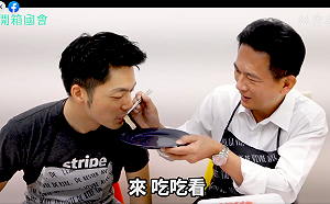 「深入敵營」你儂我儂親密互動  林俊憲親餵蔣萬安台灣豬