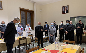 駐教廷使館中秋宴客不忘防疫  大使戴面罩當打菜員