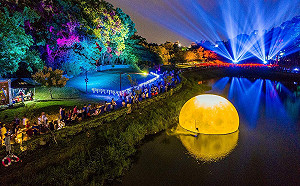 嘉市光織影舞超吸睛  中秋夜6.8萬人次湧入