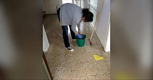 清潔阿姨蹲月台哭！「辛酸原因」曝光　全場嘆：跟著難過