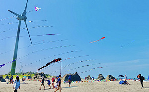 彩色風箏飄揚台中海濱！看風箏衝浪選手海上花式跳躍