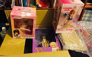 女買電風扇送來3公仔超崩潰！內行一看震驚：這下賺死了