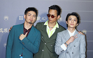 金曲獎星光大道  茄子蛋主唱穿紅內褲盼增運勢