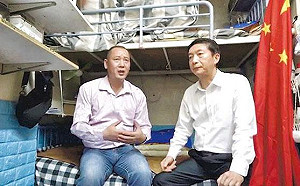 黨的御用演員？香港中聯辦主任訪「基層市民」 遭抓包為「護旗手」