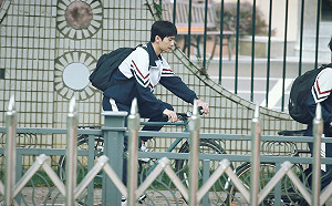 楊洋新戲開拍！29歲演17歲高中生造型曝光 網嘆：現實中不存在的學長